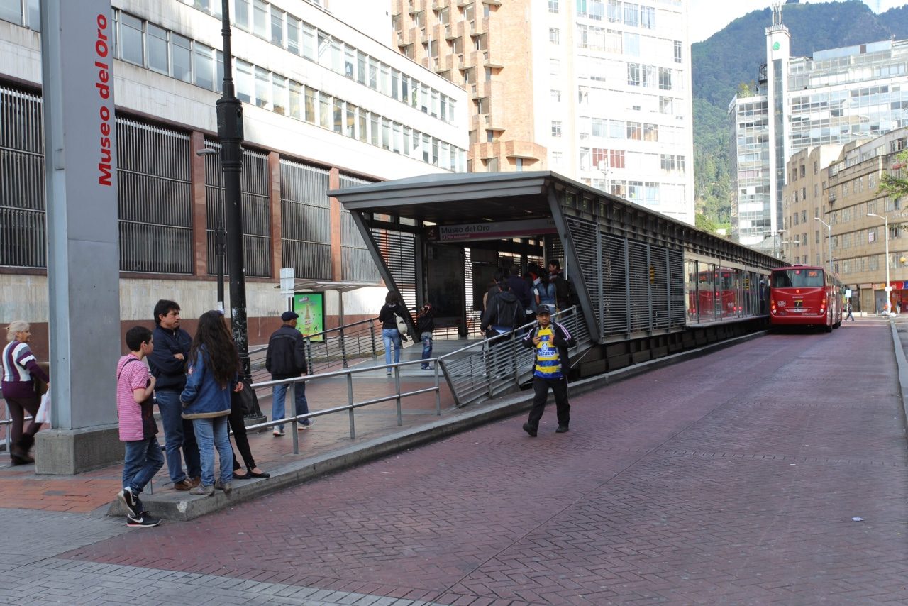 TransMilenio Haltestelle - Dass da so wenig Leute sind, liegt am Aufnahmedatum: Sonntag.