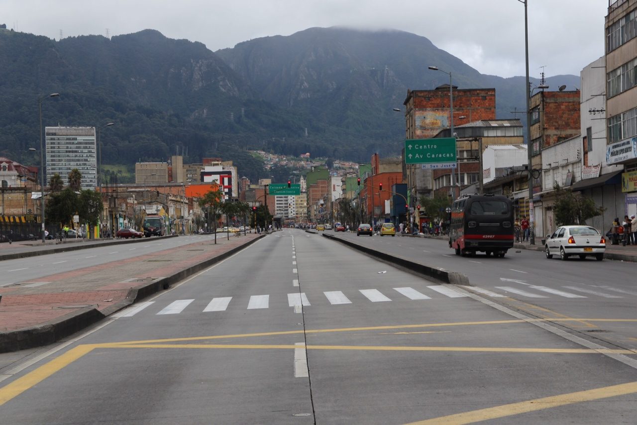 Platz ist kein Problem - die mittleren vier (!) Spuren gehoeren dem TransMilenio
